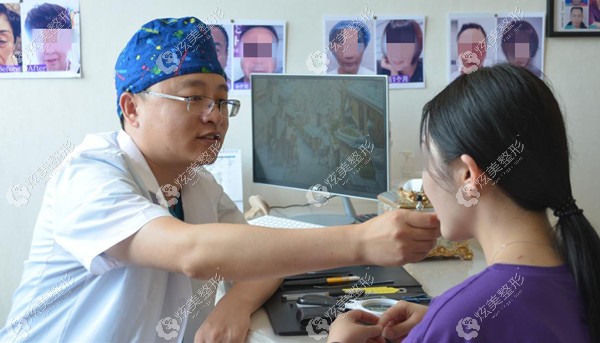 梁永 久醫生做祛眼袋手術面診中